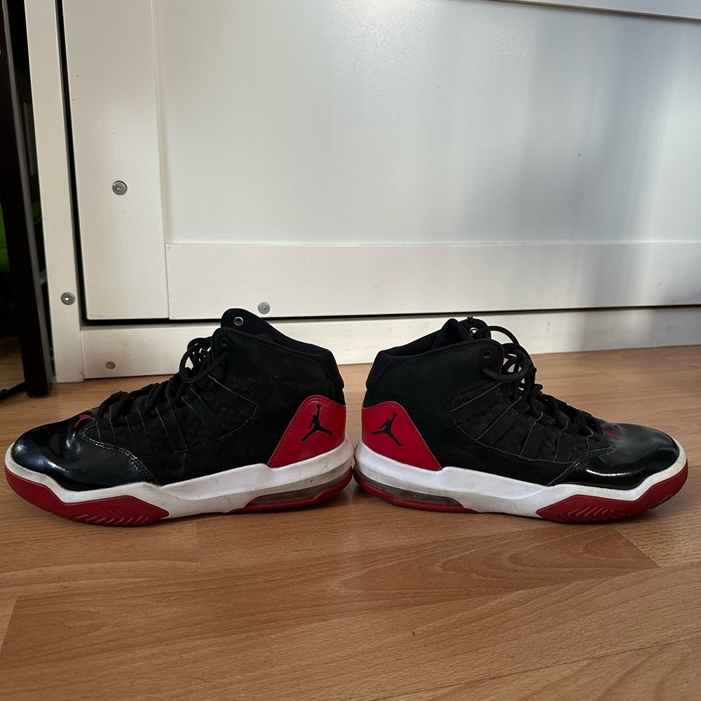 Jordan Men's Black and Red Sneakers